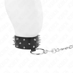 KINK Halskette mit silbernen Nieten, Modell 5 umgelegt, Größenverhältnis am Hals