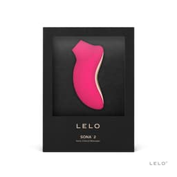 Lelo Sona 2 Kirsche im Größenvergleich zur Hand in gestochen scharfer Produktfotografie