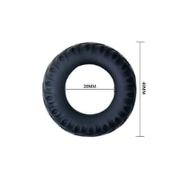 Titan Cockring im direkten Größenvergleich mit der Hand, im Detail dargestellt