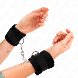 Kink Handgelenkfesseln in Rosa am Handgelenk angelegt, Handgelenkfesseln der Kink BDSM-Serie im Karton