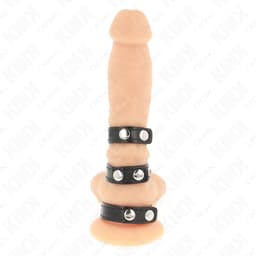 Kink dreifacher Penisring aus Leder im Größenvergleich zu einer Hand