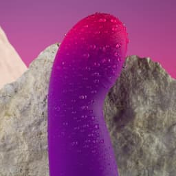 Rocks-Off Vibrator im Größenvergleich mit einer Hand in natürlichem Licht fotografiert