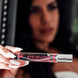 Eye of Love Unscented Female Pheromon-Spray 10 ml neben seiner schlanken Verpackung