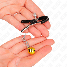 Kink Nippelklemmen mit Jingle Bell im Größenvergleich mit 6 cm Länge