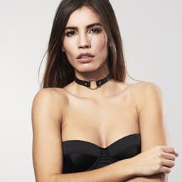 Bijoux Indiscrets Maze Choker-Halskette, angelegte Ansicht am Hals getragen