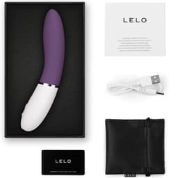 Lelo Liv 3 Stimulator im Größenvergleich zur Hand in natürlichem Licht fotografiert