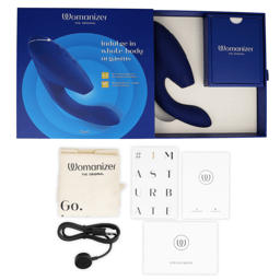 Womanizer Duo 2 in Blau am magnetischen USB-Ladekabel während des Ladevorgangs