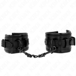 Kink Handgelenkfesseln Schwarz von der Seite fotografiert, Riemenverschluss und Beschläge im Detail