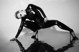 Verpackung des Noir Handmade Catsuit in der Hochglanzbox