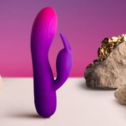 Rocks-Off Glo-Girl Rabbit in der Hand zur Größeneinordnung – Detailaufnahme des Sextoys