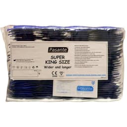 Pasante Super King XXL Kondom in der Einzelfolie neben dem geöffneten Vorratsbeutel