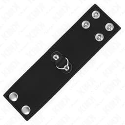 Kink Leder-Penisring mit 18 cm Riemenlänge im Größenvergleich zur Hand