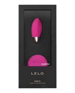 Lelo Lyla 2 Insignia in der Hand zum Größenvergleich mit dem Toy