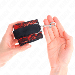 Kink Handgelenksfesseln Samtspitze Rot/Schwarz am Handgelenk angelegt, Verschluss geschlossen