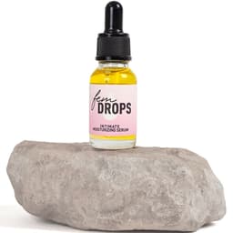 Secretplay Fem Drops Serum bei der Anwendung auf der geöffneten Hand