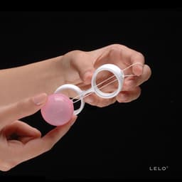Lelo Luna Beads Mini Kegelkugeln in der eleganten Geschenkbox