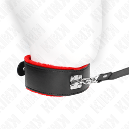KINK Halskette mit rotem Lederband umgelegt, Größenverhältnis am Hals