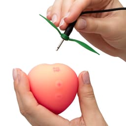 ROMP Pink Silikon-Vibrator in Pink, Seitenansicht mit schlankem Schaft und abgerundeter Spitze