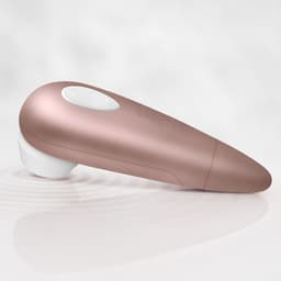 Satisfyer 1, Ansicht von unten mit Batteriefachdeckel vor neutralem Hintergrund fotografiert