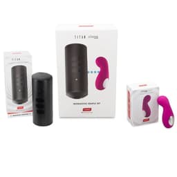 Kiiroo Titan und Cliona im Größenvergleich in der Hand in typischer Produktfoto-Perspektive