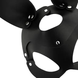 Coquette Chic Desire Maske mit Hasenohren aus veganem Leder, Seitenansicht der angelegten Maske