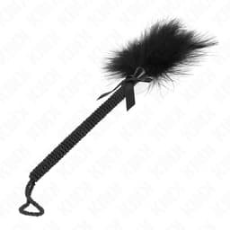 Kink Federstab mit schwarzer Schleife in der Hand gehalten, Griff im Fokus der Aufnahme