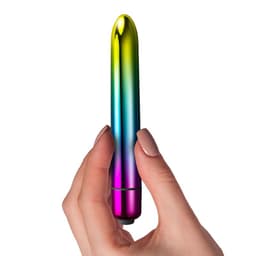 Rocks-Off Prism Vibrationskugel in der Hand zum Größenvergleich