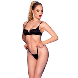 Chilirose Satin-Bikini mit V-förmigem Bügel-BH in Schwarz, Verstellbare Träger am Oberteil in Nahaufnahme