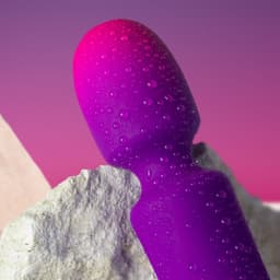 Rocks-Off Mini-Wand im Größenvergleich mit einer Hand in natürlichem Licht fotografiert