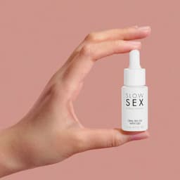 Bijoux Slow Sex Oralsexöl CBD, Pipette mit Öltropfen in Nahaufnahme