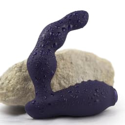 Rocks Off Nova Dominion Prostatamassager in der Hand gehalten, damit die Proportionen erkennbar werden