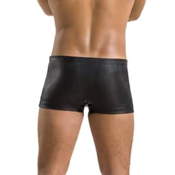 Passion 048 David Boxershorts in Schwarz, Seitenansicht mit Fokus auf den Sitz am Körper