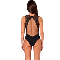 Spitzendetail am V-Ausschnitt des Passion Evalie Body in Nahaufnahme