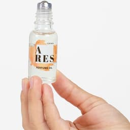 Secretplay Ares Parfümöl in der Hand, zeigt das kompakte 20-ml-Reiseformat