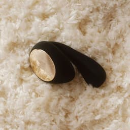 Verpackung des LELO Ida Wave, mit Fokus auf die Materialoberfläche