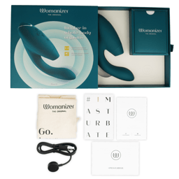 Womanizer Duo 2 in Petrolblau am magnetischen USB-Ladekabel beim Laden