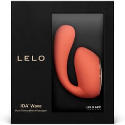 LELO Ida Wave Coral, Größenverhältnis in der Hand, mit erkennbarer Formgebung