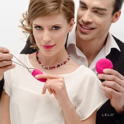 Lelo Lyla 2 mit Abzeichen-Brosche aus dem Lieferumfang des Sets