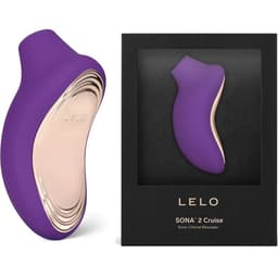 Lelo Sona 2 Cruise Flieder im Größenvergleich zur Hand in gestochen scharfer Produktfotografie