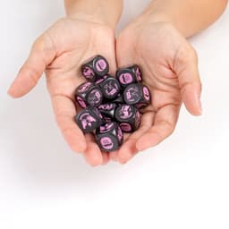 Secret Play Vorspiel-Würfel 20 mm im Größenvergleich neben einer Hand