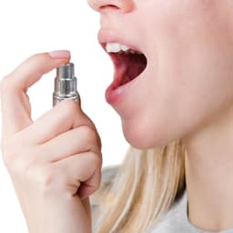 SecretPlay Oralsexspray Minze, Flasche im Größenvergleich zur Hand