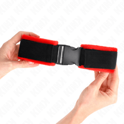 Verpackung der Kink Handgelenkfesseln in Schwarz, Handgelenkfesseln der Kink BDSM-Serie im Karton