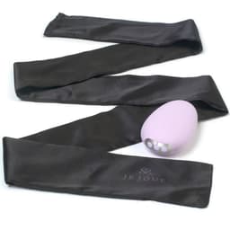 Verpackung des Je Joue Mimi Soft Lila mit Satin-Augenmaske, präzise ausgeleuchtete Nahaufnahme