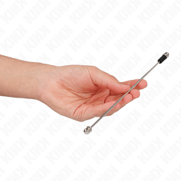 Kink Nippelklemmen mit kurzer Kette in der Hand gehalten
