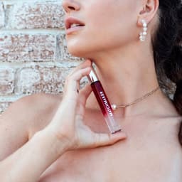 Matchmaker Red Diamond Parfum von Eye of Love von der Seite mit Zerstäuber im Detail