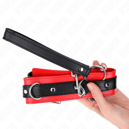 Kink Basismodell 3 rotes Halsband mit Leine von der Seite, Metallbeschläge in Nahaufnahme
