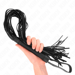 Kink Peitsche aus Schaffell-Imitat in der Hand gehalten, Länge erkennbar