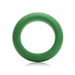 Je Joue Silikonring Grün im Größenvergleich mit der Hand gehalten