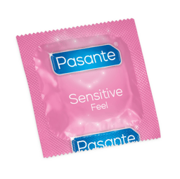 Pasante Sensitive Feel Kondom mit glatter paralleler Form in der Detailaufnahme