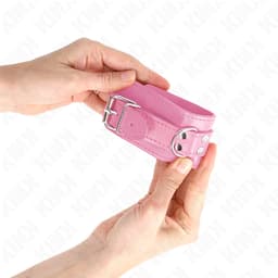 Kink Handgelenkfesseln in Rosa im Größenvergleich, verstellbar 20–23 cm